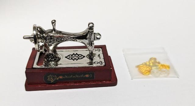 ミニチュア★ミシン★ワイン★ハサミ&糸&ボタン付き★ソーイングセットが収納できる引き出し付き★色違いあります★ドールハウスに★ < おもちゃ  ミニチュア★ミシン★ワイン★ハサミ&糸&ボタン付き★ソーイングセットが収納できる引き出し付き★色違いあります★ドールハウスに★ < おもちゃの
