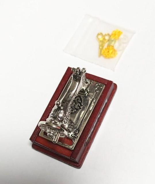 ミニチュア★ミシン★ワイン★ハサミ&糸&ボタン付き★ソーイングセットが収納できる引き出し付き★色違いあります★ドールハウスに★ < おもちゃ  ミニチュア★ミシン★ワイン★ハサミ&糸&ボタン付き★ソーイングセットが収納できる引き出し付き★色違いあります★ドールハウスに★ < おもちゃの