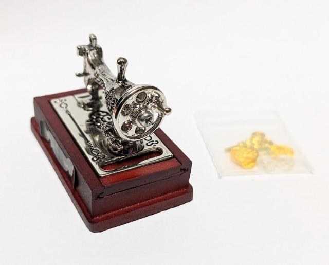 ミニチュア★ミシン★ワイン★ハサミ&糸&ボタン付き★ソーイングセットが収納できる引き出し付き★色違いあります★ドールハウスに★ < おもちゃ  ミニチュア★ミシン★ワイン★ハサミ&糸&ボタン付き★ソーイングセットが収納できる引き出し付き★色違いあります★ドールハウスに★ < おもちゃの