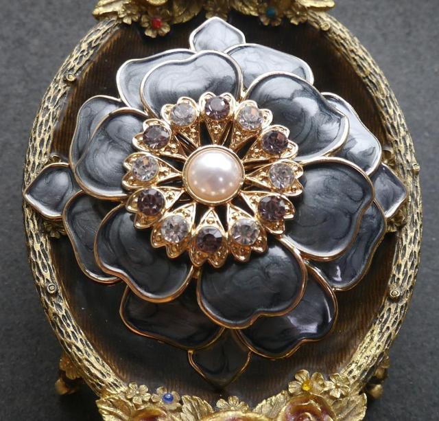 新品アンティーク調お花 牡丹 ブローチ グレー 大きめ < 女性アクセサリー/時計  新品アンティーク調お花 牡丹 ブローチ グレー 大きめ  < 女性アクセサリー/時計の