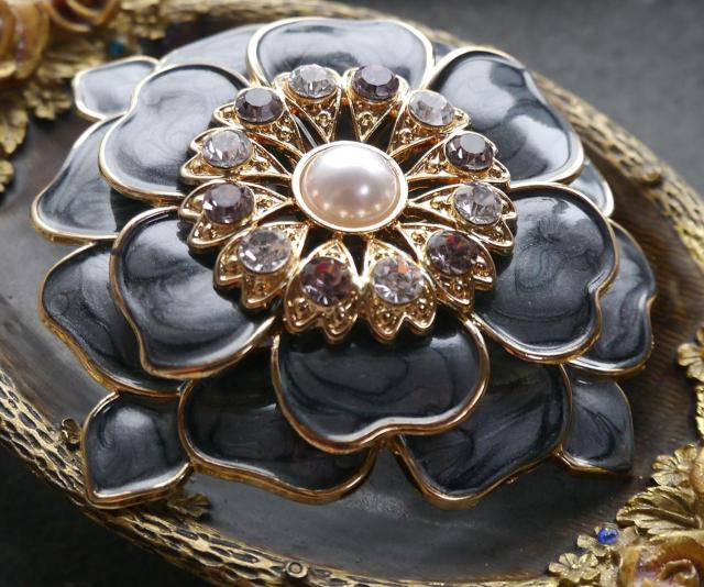 新品アンティーク調お花 牡丹 ブローチ グレー 大きめ < 女性アクセサリー/時計  新品アンティーク調お花 牡丹 ブローチ グレー 大きめ < 女性アクセサリー/時計の