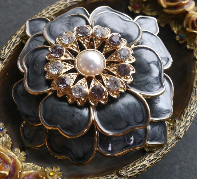 新品アンティーク調お花 牡丹 ブローチ グレー 大きめ < 女性アクセサリー/時計  新品アンティーク調お花 牡丹 ブローチ グレー 大きめ < 女性アクセサリー/時計の
