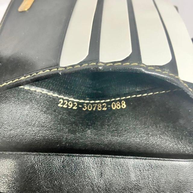 �t�F���f�B FENDI 2�܂���z ���܌� �y�J�� �u���E�� �u���b�N PVC �� �u�����h�� 