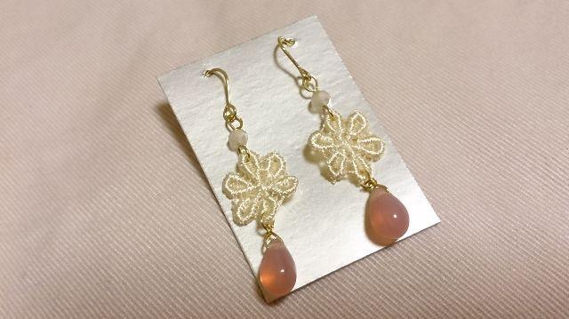 きなりお花モチーフ&ピンク雫ビーズピアス*ハンドメイド < 女性アクセサリー/時計  きなりお花モチーフ&ピンク雫ビーズピアス*ハンドメイド  < 女性アクセサリー/時計の