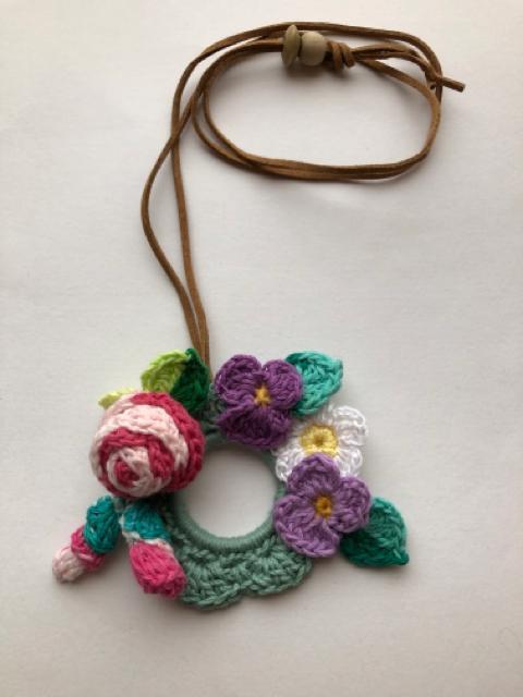ハンドメイド ネックレス 春のお花 巻き巻き薔薇とつぼみ すみれを添えて < 女性ファッション  ハンドメイド ネックレス 春のお花 巻き巻き薔薇とつぼみ すみれを添えて  < 女性ファッションの