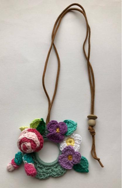 ハンドメイド ネックレス 春のお花 巻き巻き薔薇とつぼみ すみれを添えて < 女性ファッション  ハンドメイド ネックレス 春のお花 巻き巻き薔薇とつぼみ すみれを添えて < 女性ファッションの
