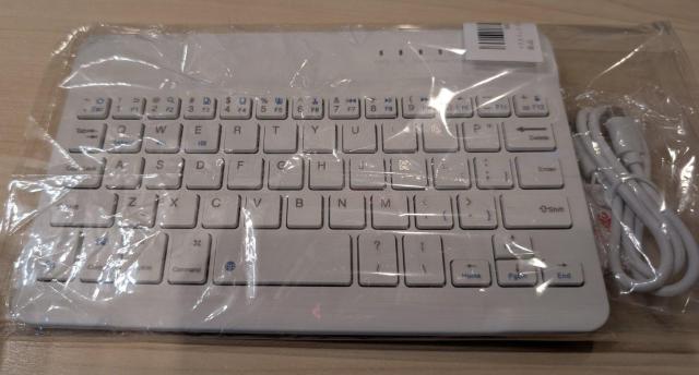 Bluetoothキーボード 新品未使用 白 (送料込) < PC本体/周辺機器  Bluetoothキーボード 新品未使用 白 (送料込)  < PC本体/周辺機器の