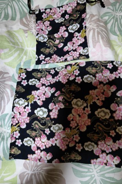★新品黒×龍虎に 桜満開和柄給食巾着袋&ランチョンマット2点セット < キッズ/ベビー  ★新品黒×龍虎に 桜満開和柄給食巾着袋&ランチョンマット2点セット  < キッズ/ベビーの