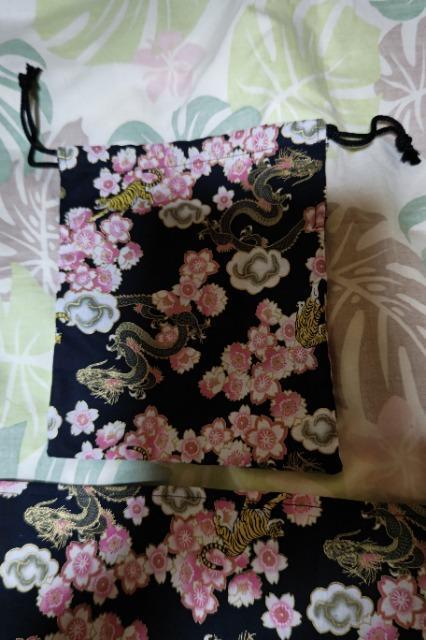 ★新品黒×龍虎に 桜満開和柄給食巾着袋&ランチョンマット2点セット < キッズ/ベビー  ★新品黒×龍虎に 桜満開和柄給食巾着袋&ランチョンマット2点セット < キッズ/ベビーの