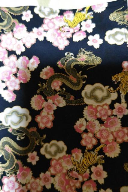 ★新品黒×龍虎に 桜満開和柄給食巾着袋&ランチョンマット2点セット < キッズ/ベビー  ★新品黒×龍虎に 桜満開和柄給食巾着袋&ランチョンマット2点セット < キッズ/ベビーの