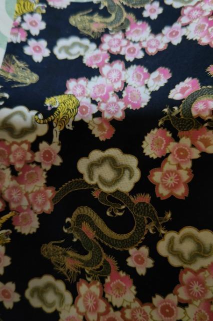 ★新品黒×龍虎に 桜満開和柄給食巾着袋&ランチョンマット2点セット < キッズ/ベビー  ★新品黒×龍虎に 桜満開和柄給食巾着袋&ランチョンマット2点セット < キッズ/ベビーの