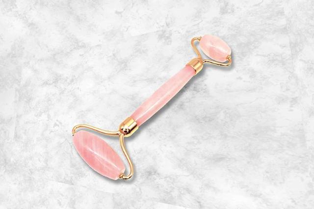 ローズクォーツ 美容ローラー 美顔ケア むくみ たるみ スッキリ美肌 小顔形成 < 家電/AV ローズクォーツ 美容ローラー 美顔ケア むくみ たるみ スッキリ美肌 小顔形成 < 家電/AVの