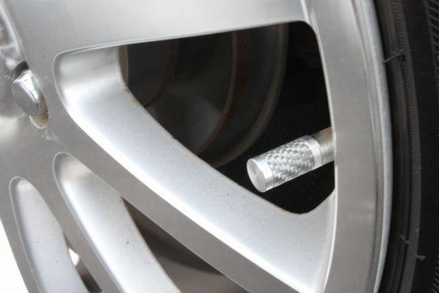 ★高級感抜群★カーボンエアバルブショート シルバー/シルバー < 自動車/バイク ★高級感抜群★カーボンエアバルブショート シルバー/シルバー < 自動車/バイク