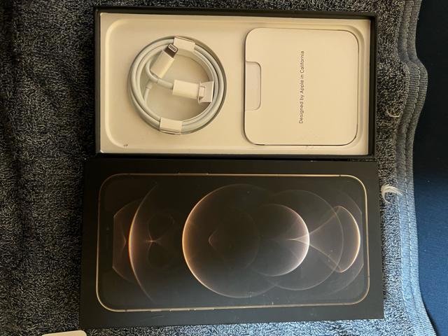 iPhone12pro}bNXiPhone12prõZbg̏oiɂȂ܂B  Ɠd/AV 