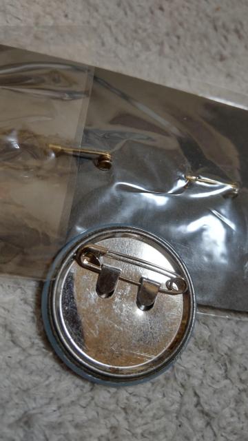 氷室京介 公式グッズ KING OF ROCK SHOW バッヂ、ソロ初期ピンズ2点 計3セット < タレントグッズ 氷室京介 公式グッズ KING OF ROCK SHOW バッヂ、ソロ初期ピンズ2点 計3セット < タレントグッズの