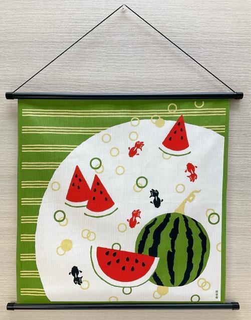 新品未使用品 四季彩布(しきさいふ)【スイカと金魚】軸付きタペストリー 夏 玄関飾り スイカ 金魚 夏ウォールデコ 壁飾り < インテリア/ライフ  新品未使用品 四季彩布(しきさいふ)【スイカと金魚】軸付きタペストリー 夏 玄関飾り スイカ 金魚 夏ウォールデコ 壁飾り < インテリア/ライフの