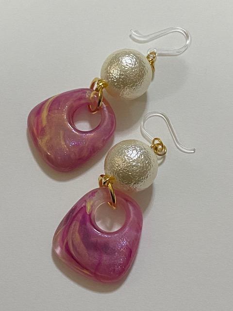 【樹脂ピアス】ピンク色ドイツ製アクリルビーズのピアス < 女性アクセサリー/時計  【樹脂ピアス】ピンク色ドイツ製アクリルビーズのピアス  < 女性アクセサリー/時計の