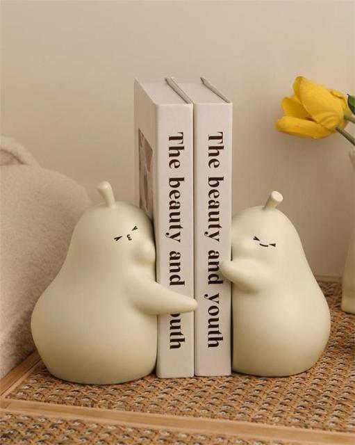 抱き梨 本立て セラミック置物 インテリア飾り 梨オブジェ 癒やしアイテム < インテリア/ライフ 抱き梨 本立て セラミック置物 インテリア飾り 梨オブジェ 癒やしアイテム < インテリア/ライフの