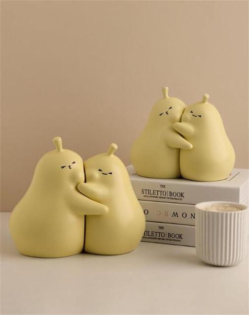 抱き梨 本立て セラミック置物 インテリア飾り 梨オブジェ 癒やしアイテム < インテリア/ライフ 抱き梨 本立て セラミック置物 インテリア飾り 梨オブジェ 癒やしアイテム < インテリア/ライフの