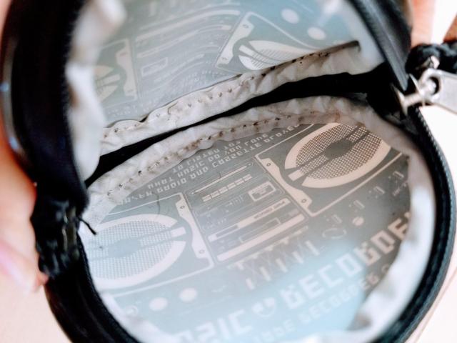 ラジカセ エナメルポーチ 黒 ◆ポシェット 小銭入れ < キッズ/ベビー  ラジカセ エナメルポーチ 黒 ◆ポシェット 小銭入れ < キッズ/ベビーの