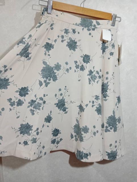 新品 サーキュラースカート tocco closet Collection < 女性ファッション  新品 サーキュラースカート tocco closet Collection < 女性ファッションの