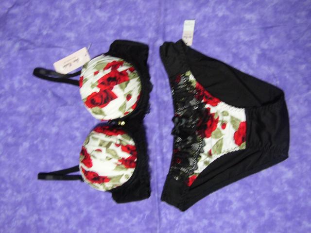 白に薔薇の花柄C70Mワイヤー入り < 女性ファッション  白に薔薇の花柄C70Mワイヤー入り  < 女性ファッションの