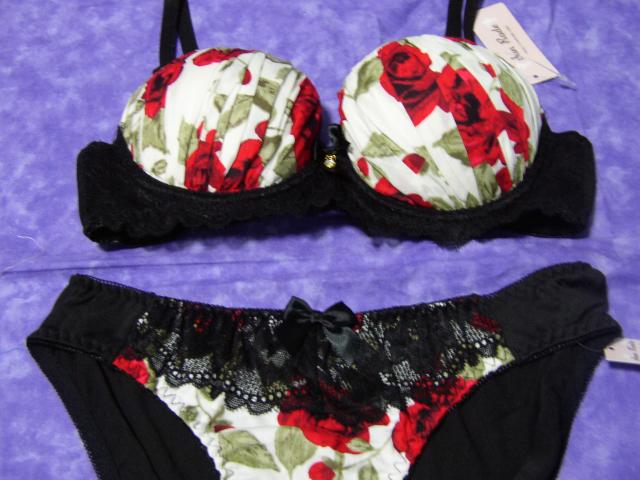 白に薔薇の花柄C70Mワイヤー入り < 女性ファッション  白に薔薇の花柄C70Mワイヤー入り < 女性ファッションの