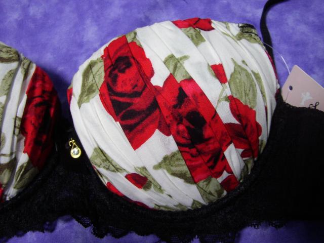 白に薔薇の花柄C70Mワイヤー入り < 女性ファッション  白に薔薇の花柄C70Mワイヤー入り < 女性ファッションの