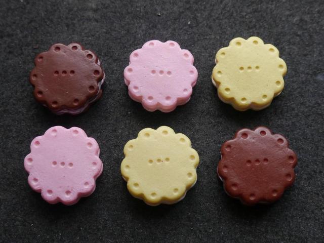 プラパーツ 手芸・アクセサリーパーツ  花形クリームサンドクッキー パーツ 6個セット デコパーツ < 香水/コスメ/ネイル  プラパーツ 手芸・アクセサリーパーツ  花形クリームサンドクッキー パーツ 6個セット デコパーツ  < 香水/コスメ/ネイルの