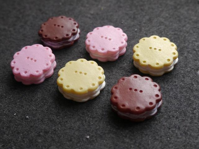 プラパーツ 手芸・アクセサリーパーツ  花形クリームサンドクッキー パーツ 6個セット デコパーツ < 香水/コスメ/ネイル  プラパーツ 手芸・アクセサリーパーツ  花形クリームサンドクッキー パーツ 6個セット デコパーツ < 香水/コスメ/ネイルの