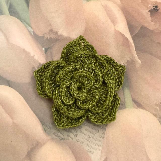ハンドメイド レース編み バラモチーフのお花ブローチ < 女性ファッション  ハンドメイド レース編み バラモチーフのお花ブローチ  < 女性ファッションの