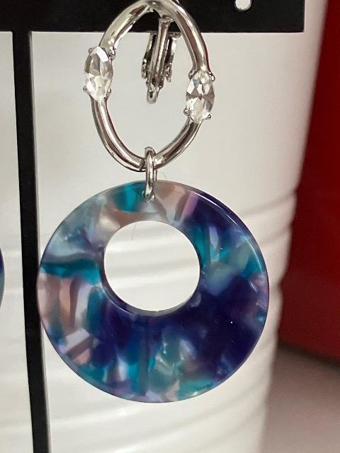 1点限り ハンドメイド アクリルフープを使用したイヤリング < 女性ファッション  1点限り ハンドメイド アクリルフープを使用したイヤリング < 女性ファッションの