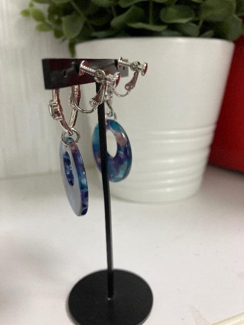 1点限り ハンドメイド アクリルフープを使用したイヤリング < 女性ファッション  1点限り ハンドメイド アクリルフープを使用したイヤリング < 女性ファッションの