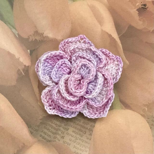 ハンドメイド レース編み バラモチーフのお花ブローチ < 女性ファッション  ハンドメイド レース編み バラモチーフのお花ブローチ  < 女性ファッションの