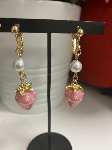 ハンドメイド いちごのチャームを使用したイヤリング < 女性ファッション  ハンドメイド いちごのチャームを使用したイヤリング  < 女性ファッションの