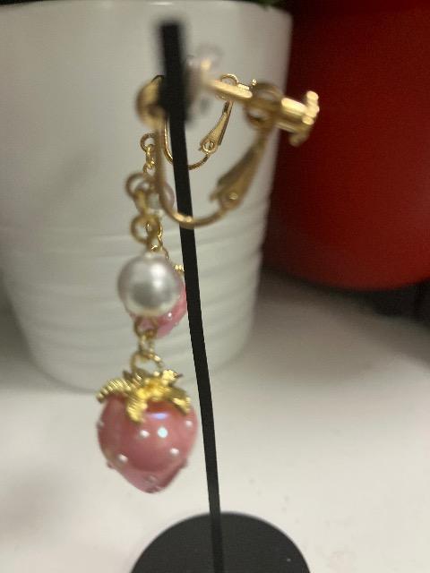 ハンドメイド いちごのチャームを使用したイヤリング < 女性ファッション  ハンドメイド いちごのチャームを使用したイヤリング < 女性ファッションの