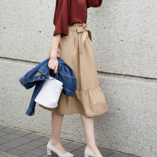 ユニクロ・ハイウエストリボンフリルスカート。ベージュXL < ブランド ユニクロ・ハイウエストリボンフリルスカート。ベージュXL < ブランドの