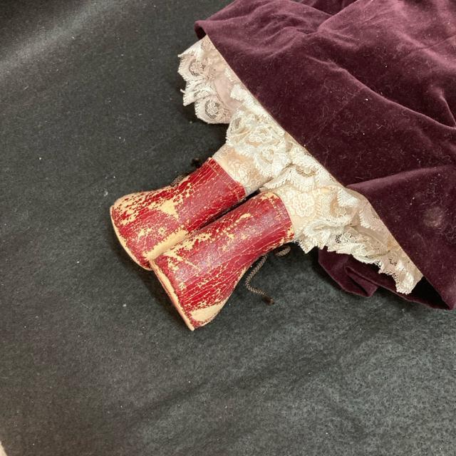 ビスクドール ダークパープルドレスの人形 ビスクドール 長さ約50cm < おもちゃ ビスクドール ダークパープルドレスの人形 ビスクドール 長さ約50cm < おもちゃの