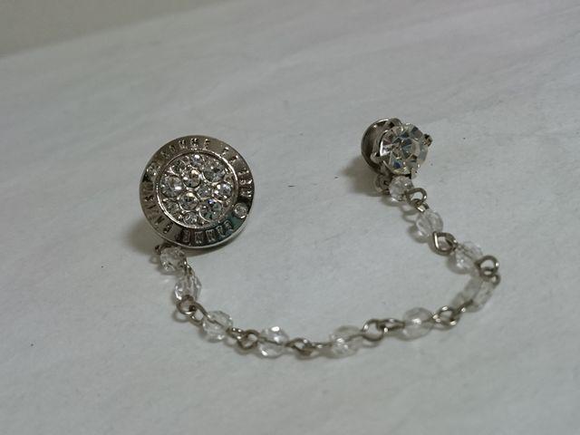 正規 COMME CA ISMコムサイズム オーバルロゴ文字ブローチ シルバー チェーン×ストーン ラグジュアリーバッジ < ブランド  正規 COMME CA ISMコムサイズム オーバルロゴ文字ブローチ シルバー チェーン×ストーン ラグジュアリーバッジ  < ブランドの