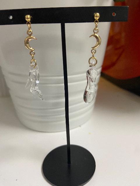 ハンドメイド ガラスの靴のアクリルチャームと月のつなぎパーツを使用したピアス  < 女性ファッション  ハンドメイド ガラスの靴のアクリルチャームと月のつなぎパーツを使用したピアス   < 女性ファッションの