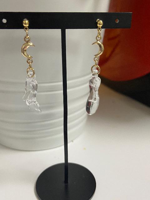 ハンドメイド ガラスの靴のアクリルチャームと月のつなぎパーツを使用したピアス  < 女性ファッション  ハンドメイド ガラスの靴のアクリルチャームと月のつなぎパーツを使用したピアス  < 女性ファッションの