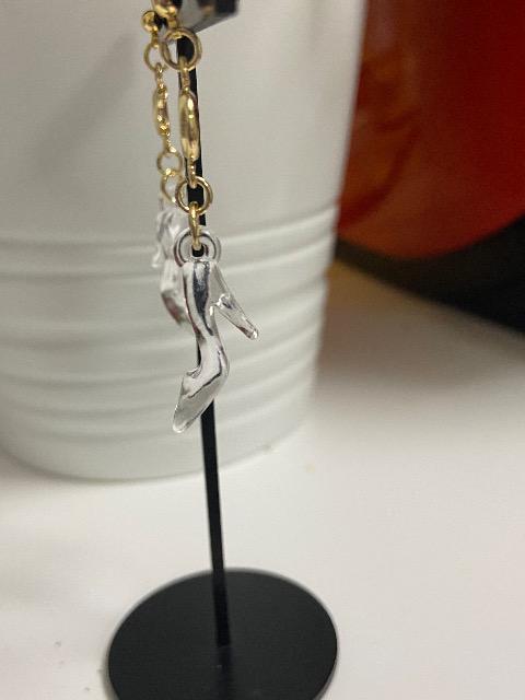 ハンドメイド ガラスの靴のアクリルチャームと月のつなぎパーツを使用したピアス  < 女性ファッション  ハンドメイド ガラスの靴のアクリルチャームと月のつなぎパーツを使用したピアス  < 女性ファッションの