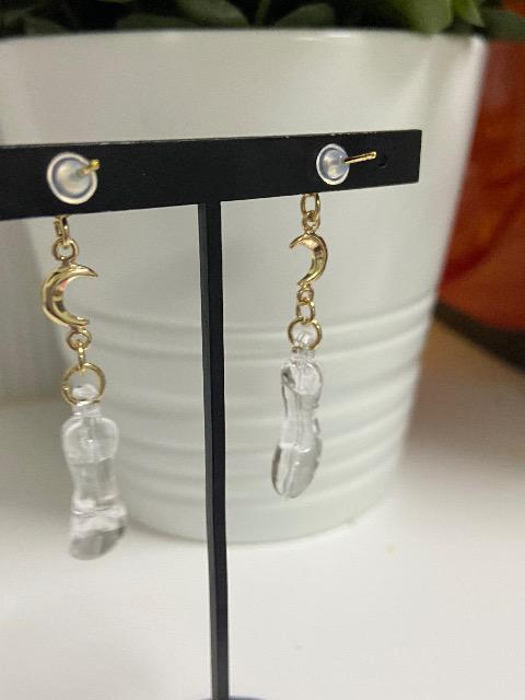 ハンドメイド ガラスの靴のアクリルチャームと月のつなぎパーツを使用したピアス  < 女性ファッション  ハンドメイド ガラスの靴のアクリルチャームと月のつなぎパーツを使用したピアス  < 女性ファッションの