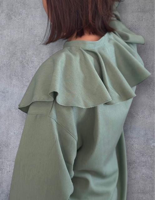 新品タグ付き le colis ラッフルカラーシャツ フリルブラウス グリーン < 女性ファッション 新品タグ付き le colis ラッフルカラーシャツ フリルブラウス グリーン < 女性ファッションの