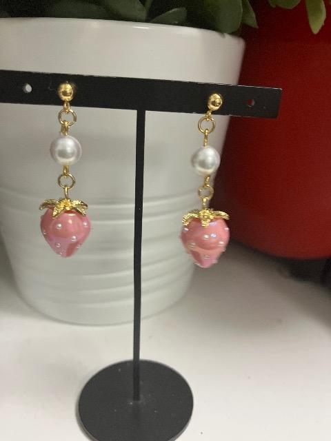ハンドメイド いちごのチャームを使用したピアス < 女性ファッション  ハンドメイド いちごのチャームを使用したピアス  < 女性ファッションの