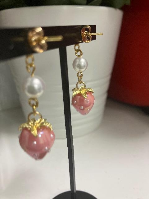 ハンドメイド いちごのチャームを使用したピアス < 女性ファッション  ハンドメイド いちごのチャームを使用したピアス < 女性ファッションの