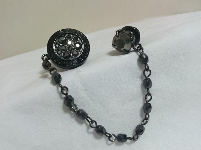 正規 良品 COMME CA ISMコムサイズム オーバルロゴ文字 ブローチ 黒 フリンジチェーン×ストーン ピンバッジ < ブランド  正規 良品 COMME CA ISMコムサイズム オーバルロゴ文字 ブローチ 黒 フリンジチェーン×ストーン ピンバッジ  < ブランドの