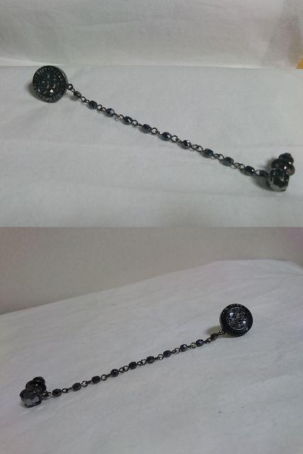 正規 良品 COMME CA ISMコムサイズム オーバルロゴ文字 ブローチ 黒 フリンジチェーン×ストーン ピンバッジ < ブランド  正規 良品 COMME CA ISMコムサイズム オーバルロゴ文字 ブローチ 黒 フリンジチェーン×ストーン ピンバッジ < ブランドの