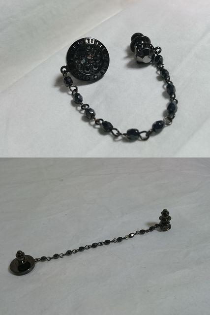 正規 良品 COMME CA ISMコムサイズム オーバルロゴ文字 ブローチ 黒 フリンジチェーン×ストーン ピンバッジ < ブランド  正規 良品 COMME CA ISMコムサイズム オーバルロゴ文字 ブローチ 黒 フリンジチェーン×ストーン ピンバッジ < ブランドの