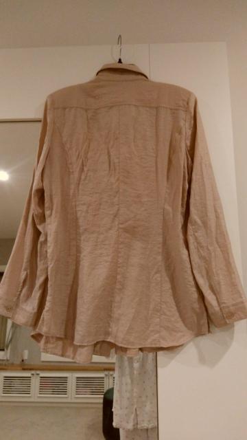 ベージュブラウスシャツ長袖 フロントフリル Mサイズ < 女性ファッション  ベージュブラウスシャツ長袖 フロントフリル Mサイズ < 女性ファッションの
